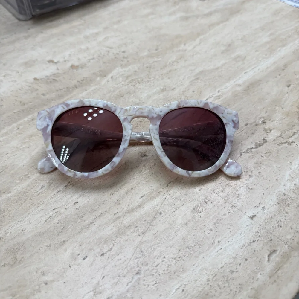 Diff Eyewear Marble White Round Sunglasses with Burgundy Lenses